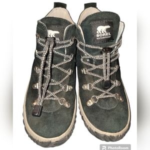 EUC Sorel Kids Youth Out N About Conquest Boots Size 5 Black Suede